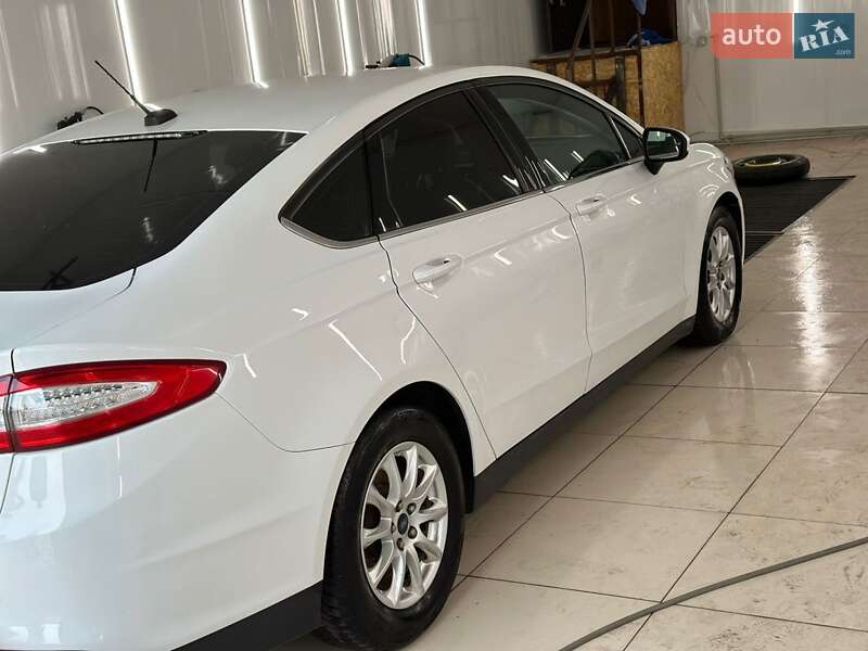 Седан Ford Fusion 2015 в Ромнах