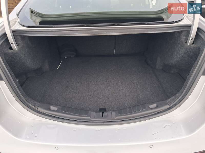 Седан Ford Fusion 2015 в Калуші