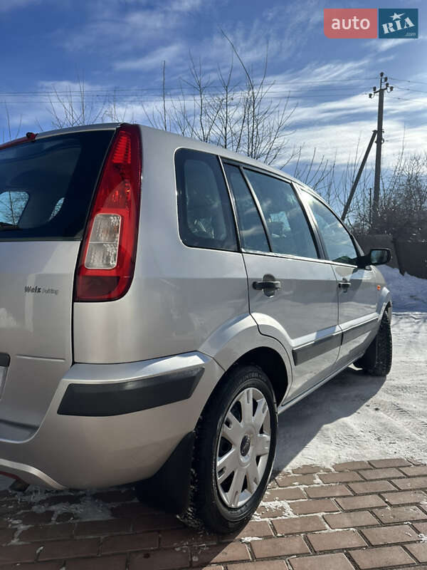 Хэтчбек Ford Fusion 2006 в Хороле