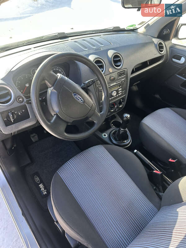 Хэтчбек Ford Fusion 2006 в Хороле