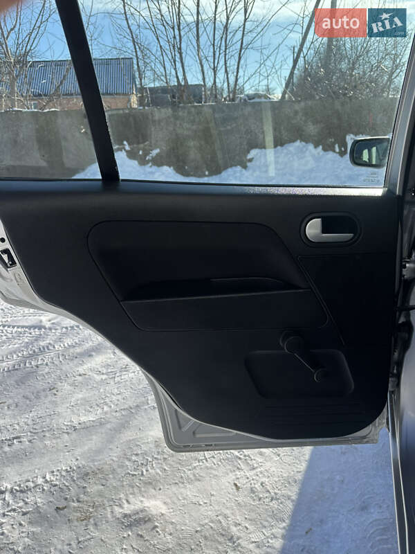 Хэтчбек Ford Fusion 2006 в Хороле