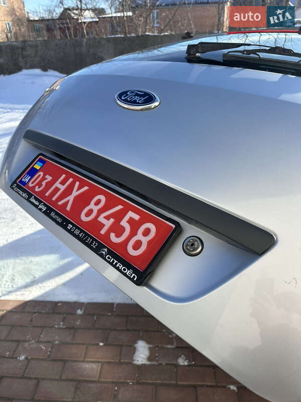 Хэтчбек Ford Fusion 2006 в Хороле