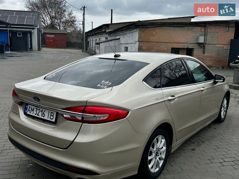 Седан Ford Fusion 2016 в Малині