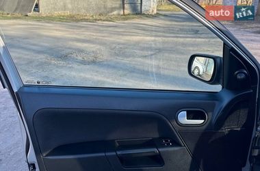 Хэтчбек Ford Fusion 2006 в Хороле