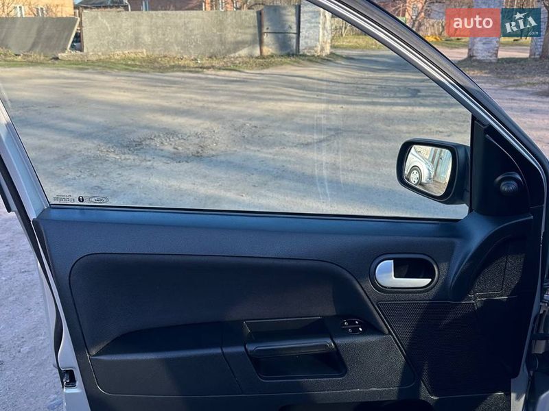 Хэтчбек Ford Fusion 2006 в Хороле фото 24 Хэтчбек Ford Fusion 2006 в Хороле