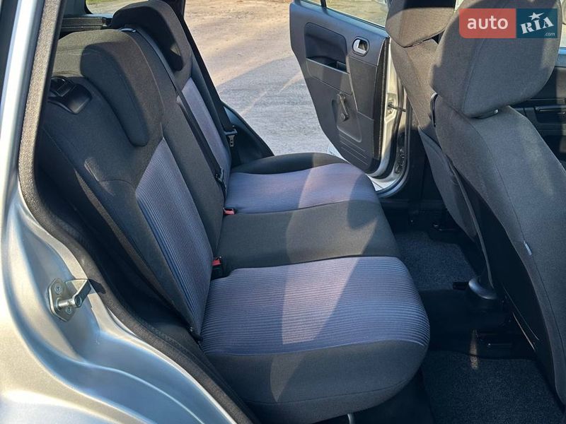 Хэтчбек Ford Fusion 2006 в Хороле фото 27 Хэтчбек Ford Fusion 2006 в Хороле