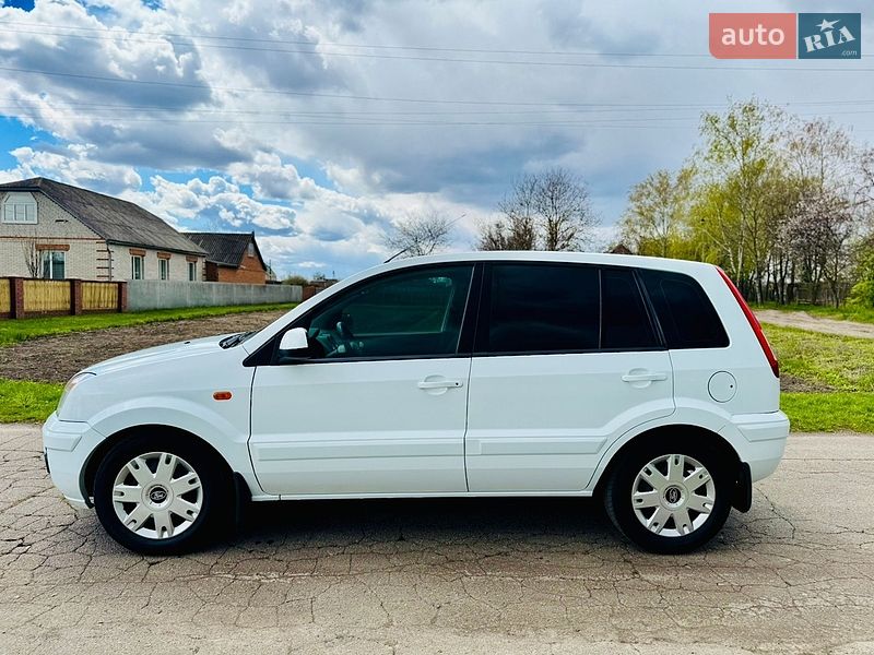 Хэтчбек Ford Fusion 2010 в Ромнах