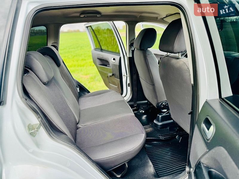Хэтчбек Ford Fusion 2010 в Ромнах