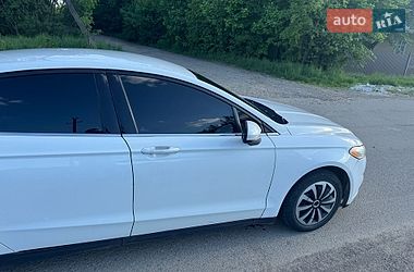 Седан Ford Fusion 2013 в Отинії