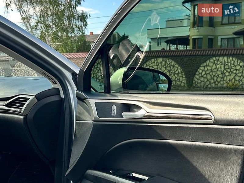 Седан Ford Fusion 2014 в Рені
