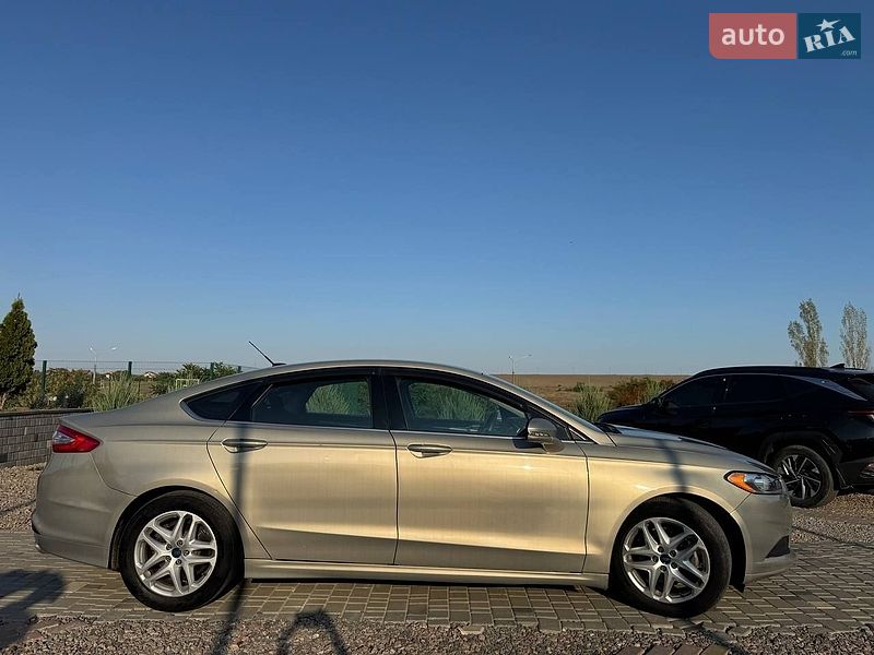 Седан Ford Fusion 2015 в Южному