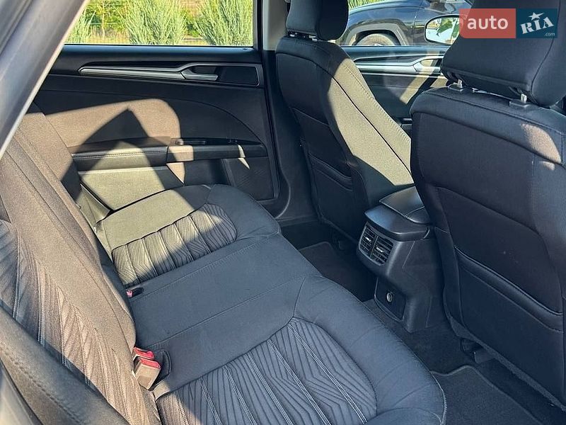 Седан Ford Fusion 2015 в Южному