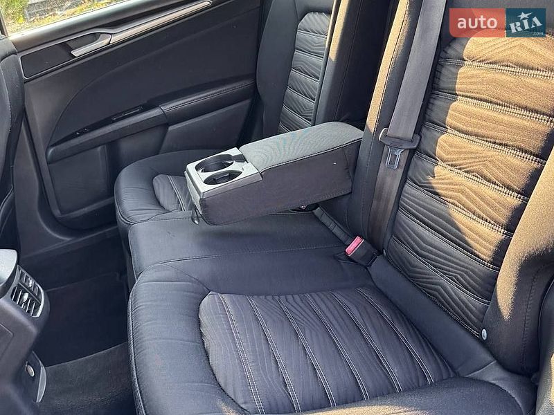 Седан Ford Fusion 2015 в Южному