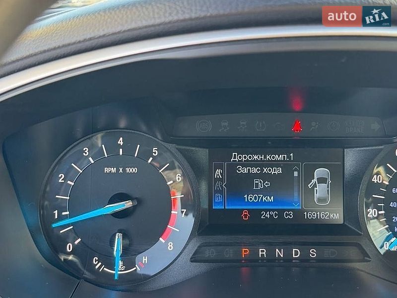 Седан Ford Fusion 2015 в Южному