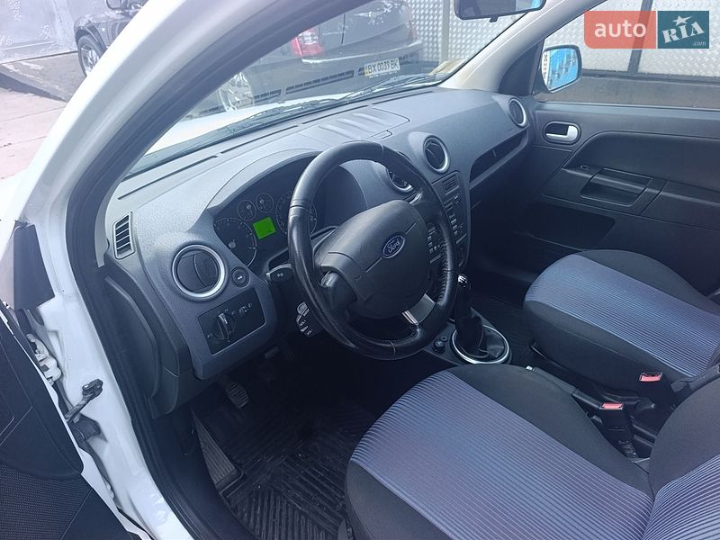 Хетчбек Ford Fusion 2012 в Городку