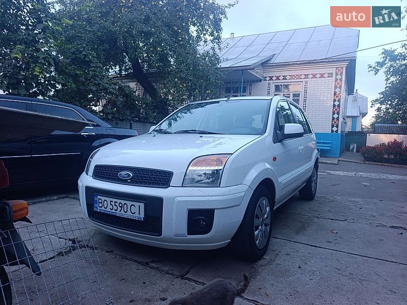 Хетчбек Ford Fusion 2012 в Городку