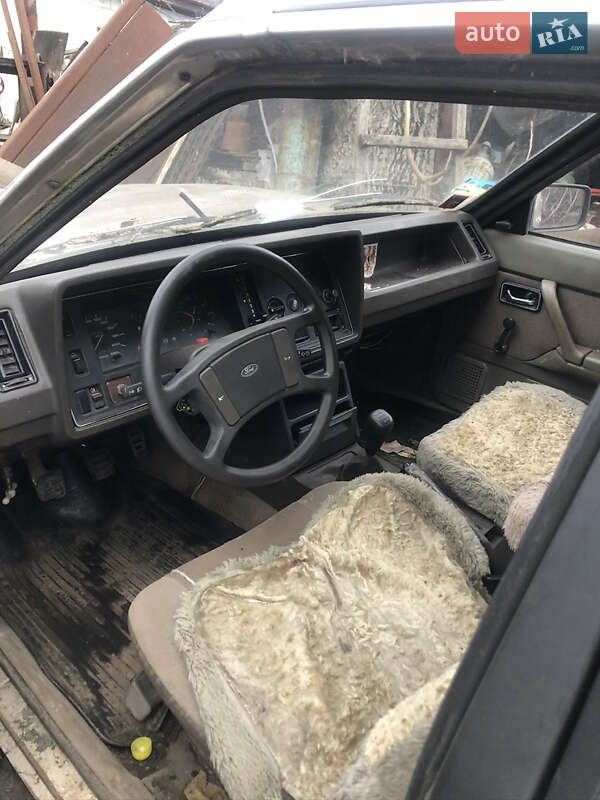 Седан Ford Granada 1983 в Голованевске