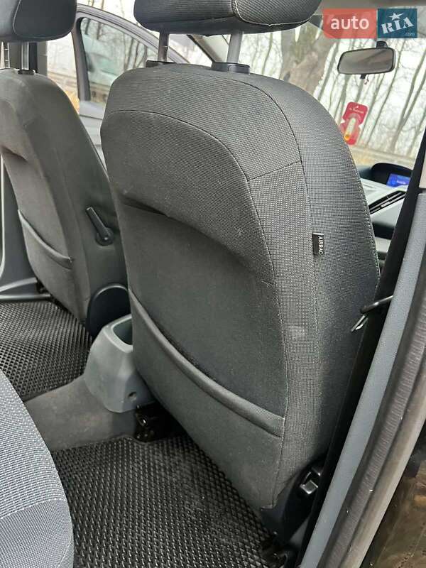 Минивэн Ford Grand C-Max 2011 в Городке