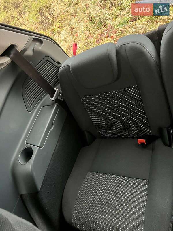 Минивэн Ford Grand C-Max 2011 в Городке