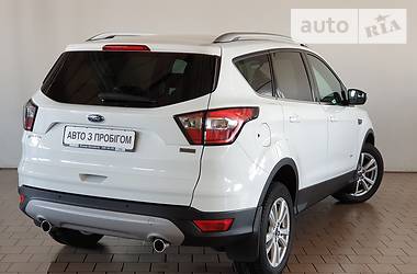 Позашляховик / Кросовер Ford Kuga 2017 в 