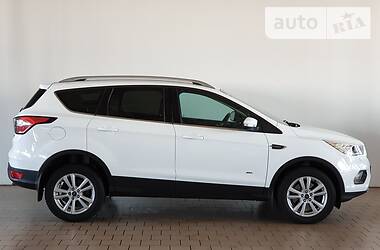 Позашляховик / Кросовер Ford Kuga 2017 в 