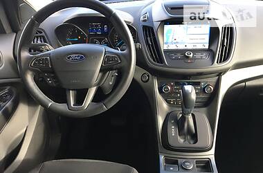 Позашляховик / Кросовер Ford Kuga 2017 в 