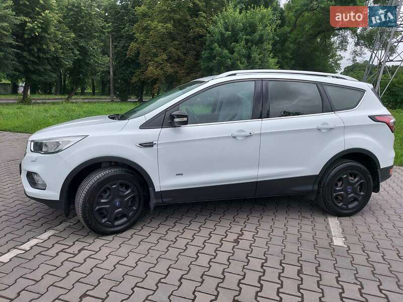 Внедорожник / Кроссовер Ford Kuga 2017 в Хмельницком