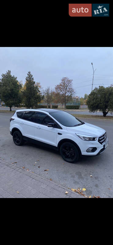 Внедорожник / Кроссовер Ford Kuga 2017 в Александрие