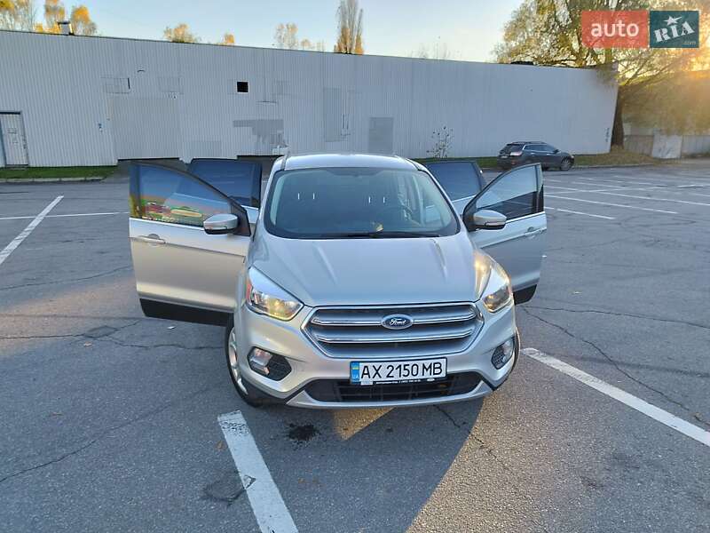 Внедорожник / Кроссовер Ford Kuga 2017 в Чутове