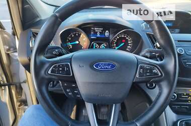 Внедорожник / Кроссовер Ford Kuga 2017 в Чутове