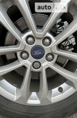 Позашляховик / Кросовер Ford Kuga 2020 в 
