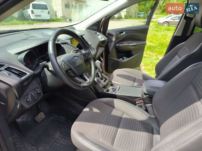 Позашляховик / Кросовер Ford Kuga 2019 в Чернівцях