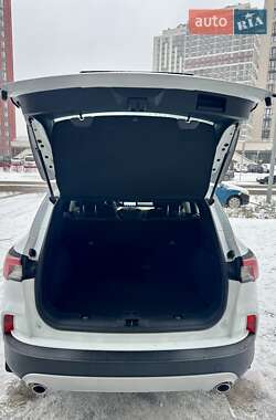 Позашляховик / Кросовер Ford Kuga 2020 в 