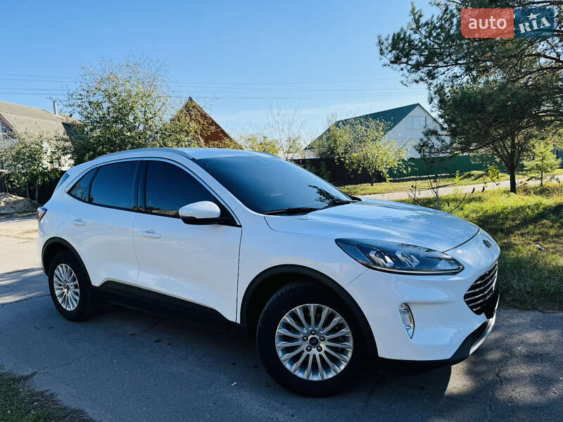 Позашляховик / Кросовер Ford Kuga 2021 в Ромнах