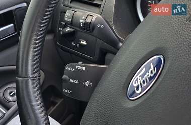 Позашляховик / Кросовер Ford Kuga 2012 в 