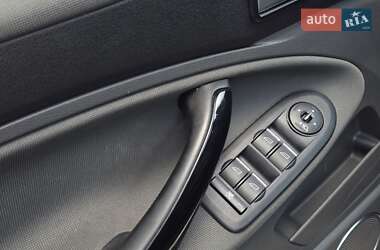 Позашляховик / Кросовер Ford Kuga 2012 в 