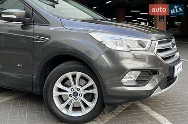 Позашляховик / Кросовер Ford Kuga 2017 в 