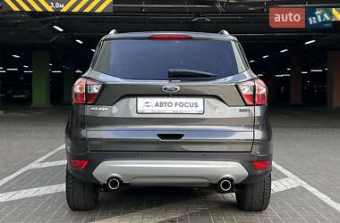 Позашляховик / Кросовер Ford Kuga 2017 в 