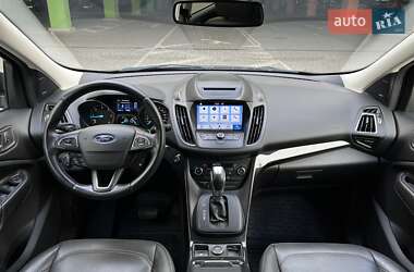 Позашляховик / Кросовер Ford Kuga 2017 в 
