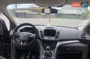 Позашляховик / Кросовер Ford Kuga 2017 в 