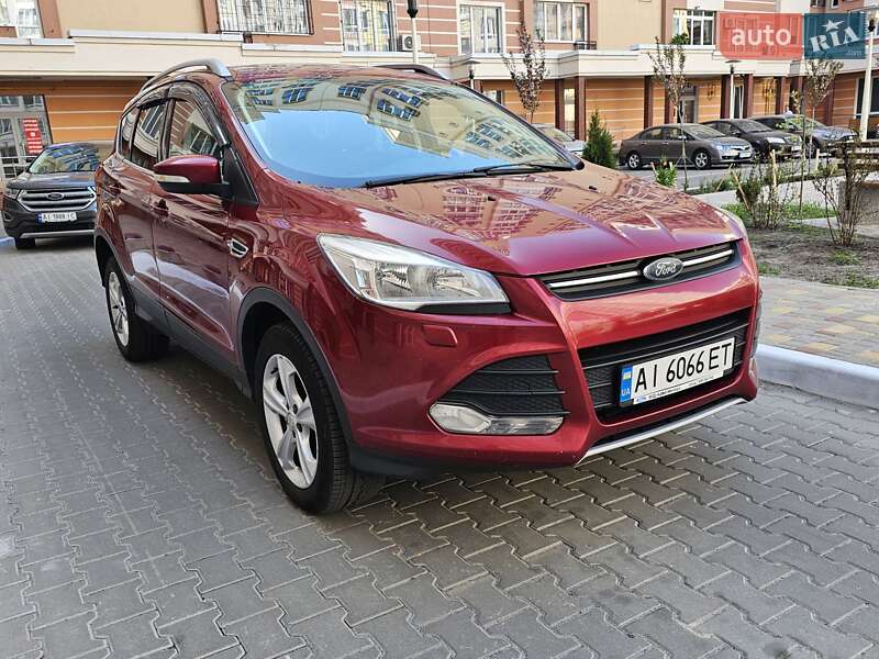 Позашляховик / Кросовер Ford Kuga 2015 в 