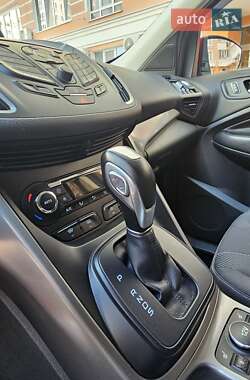Позашляховик / Кросовер Ford Kuga 2015 в 