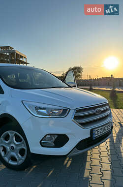 Позашляховик / Кросовер Ford Kuga 2019 в 