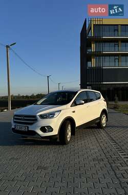 Внедорожник / Кроссовер Ford Kuga 2019 в Черновцах
