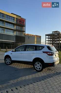 Позашляховик / Кросовер Ford Kuga 2019 в 