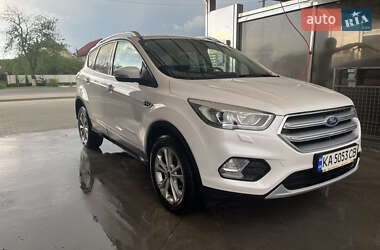 Позашляховик / Кросовер Ford Kuga 2019 в 