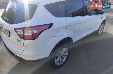 Позашляховик / Кросовер Ford Kuga 2016 в 