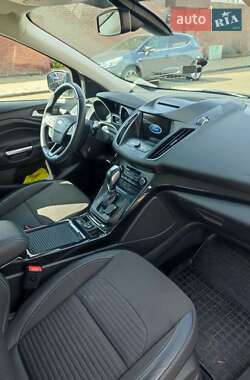 Позашляховик / Кросовер Ford Kuga 2019 в 