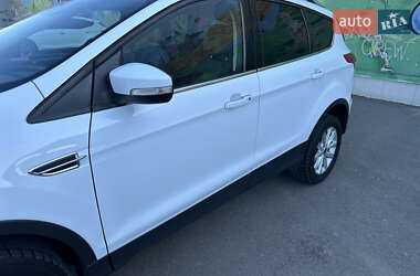 Внедорожник / Кроссовер Ford Kuga 2015 в 