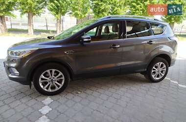 Позашляховик / Кросовер Ford Kuga 2019 в 